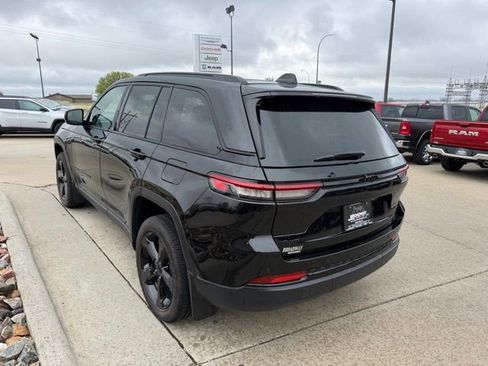 Used 2023 Jeep Grand Cherokee Altitude AWD/4WD image 8