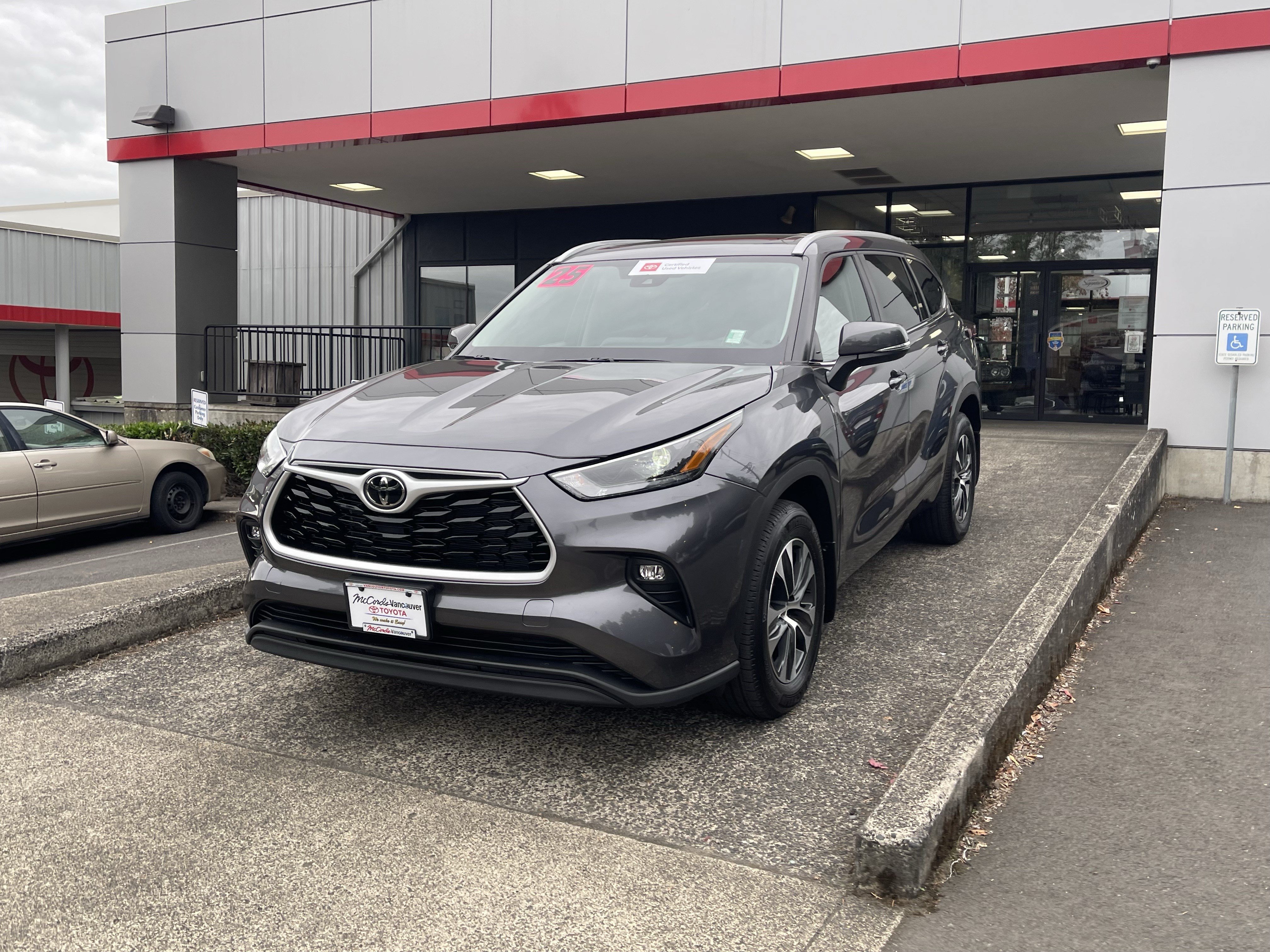 Certified 2025 Toyota Highlander XLE AWD/4WD image 2