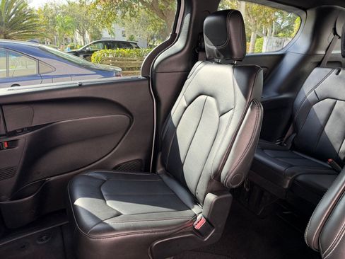 Used 2025 Chrysler Pacifica Select image 35