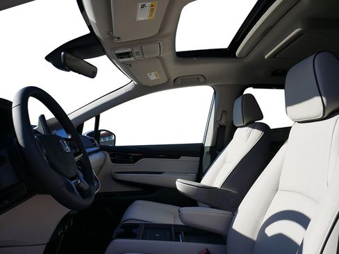New 2026 Honda Odyssey Touring image 7