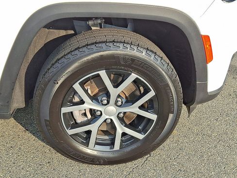 Certified 2024 Jeep Grand Cherokee L Limited AWD/4WD image 40