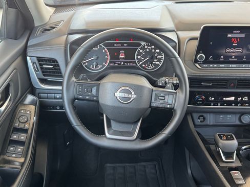 Used 2025 Nissan Rogue SV FWD image 30