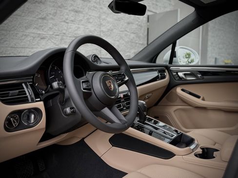 Used 2025 Porsche Macan image 4