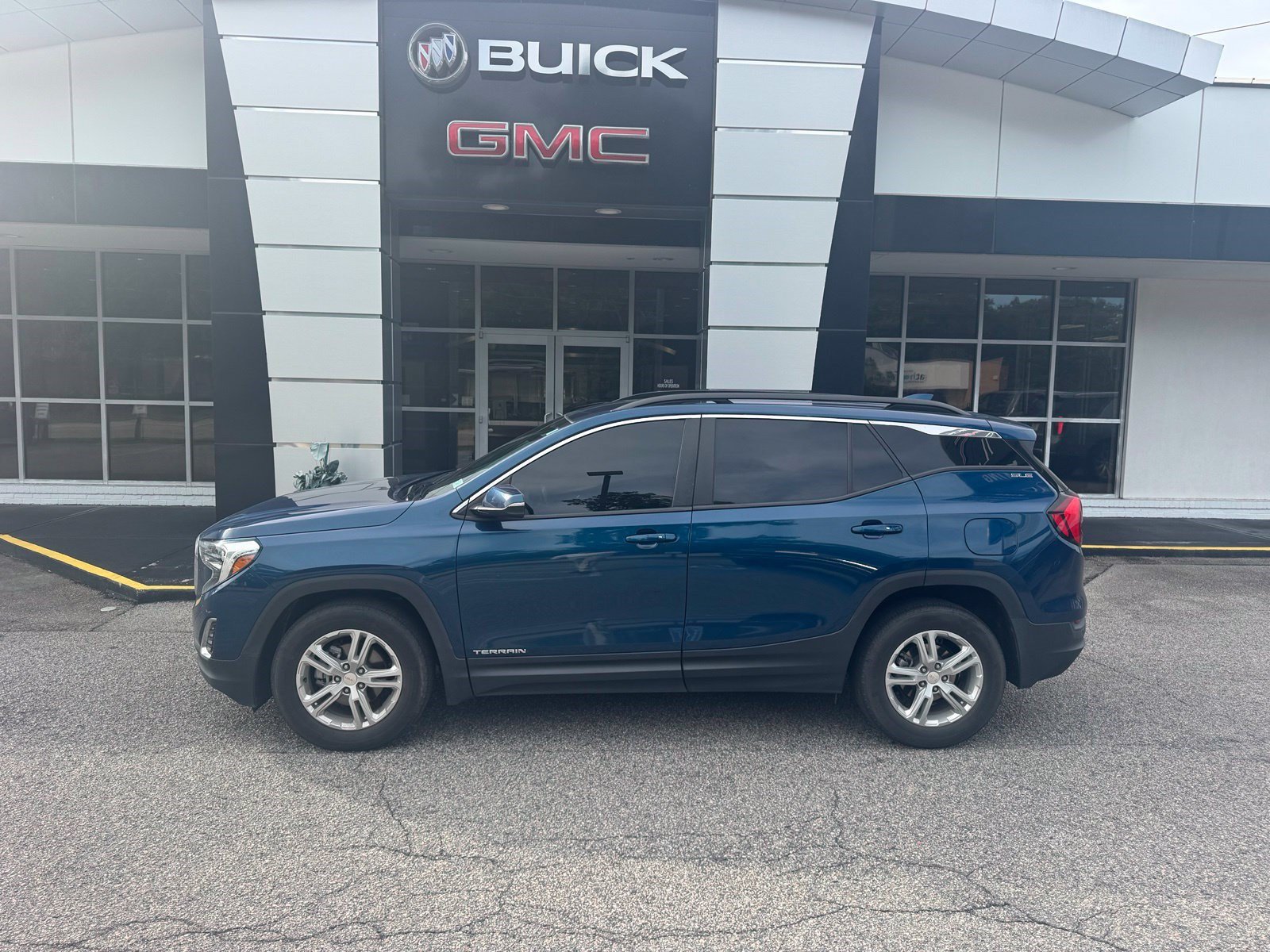 Used 2021 GMC Terrain SLE w/ Driver Convenience Package FWD image 3