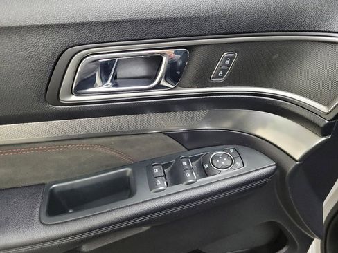 Used 2018 Ford Explorer XLT w/ Equipment Group 202A AWD/4WD image 27