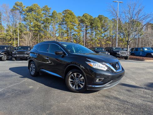 Used 2017 Nissan Murano SV image 3
