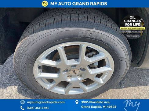 Used 2023 Jeep Renegade Latitude AWD/4WD image 27
