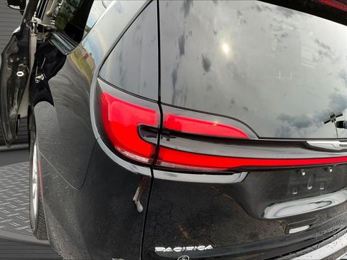 Used 2024 Chrysler Pacifica Touring-L FWD image 20