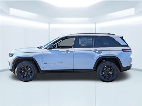 New 2025 Jeep Grand Cherokee Altitude image 2
