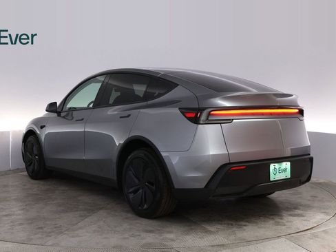 Used 2026 Tesla Model Y Long Range RWD image 17