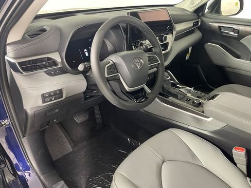 New 2026 Toyota Highlander Platinum AWD/4WD image 3