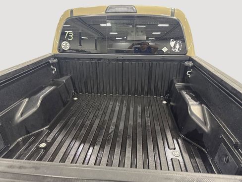 Used 2018 Toyota Tacoma TRD Off-Road w/ Technology Package AWD/4WD image 9