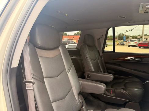 Used 2016 Cadillac Escalade Luxury AWD/4WD image 36