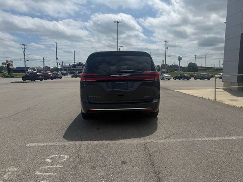 Used 2021 Chrysler Pacifica Touring-L FWD image 4