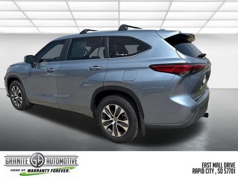 Used 2023 Toyota Highlander XLE AWD/4WD image 4