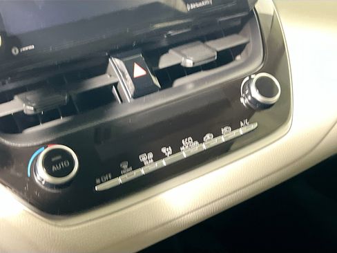 Used 2021 Toyota Corolla LE image 26