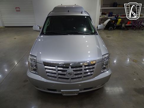 Used 2011 Cadillac Escalade ESV Premium image 24