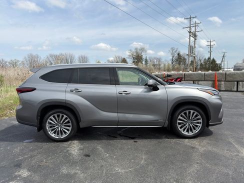 Used 2025 Toyota Highlander Limited AWD/4WD image 9