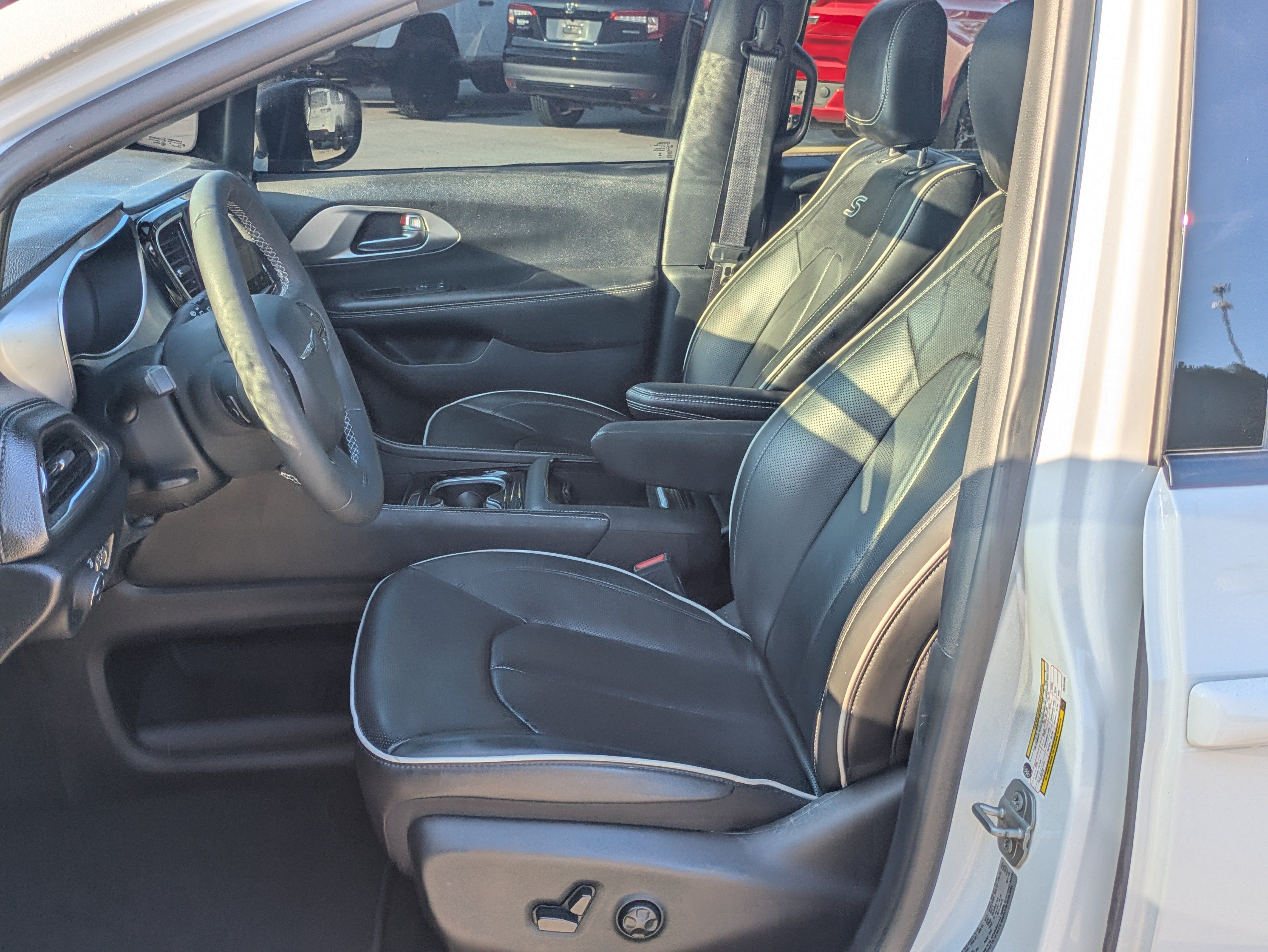 Used 2026 Chrysler Pacifica Limited w/ S Appearance Package FWD image 4