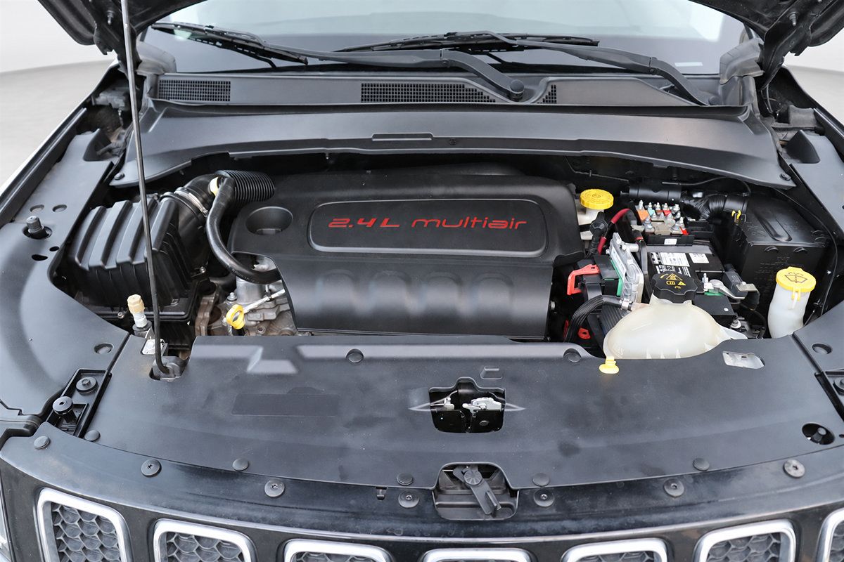 Used 2018 Jeep Compass Latitude FWD image 39