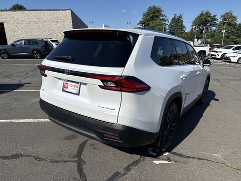Used 2024 Toyota Grand Highlander AWD image 7