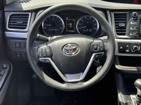 Used 2019 Toyota Highlander LE AWD/4WD image 20