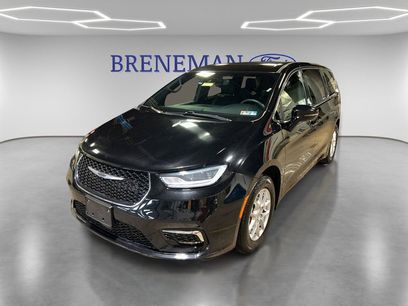 Used 2025 Chrysler Pacifica Select