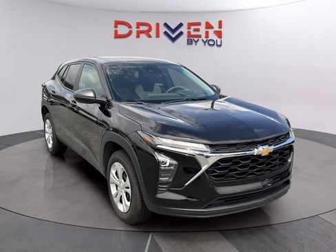 Used 2025 Chevrolet Trax LS FWD image 7