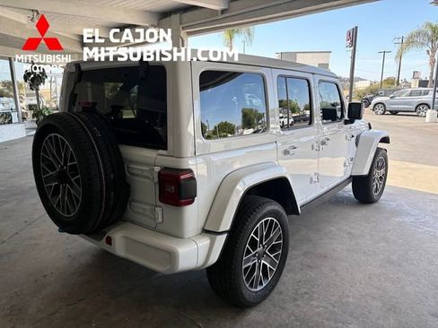 Used 2023 Jeep Wrangler Unlimited Sahara AWD/4WD image 3
