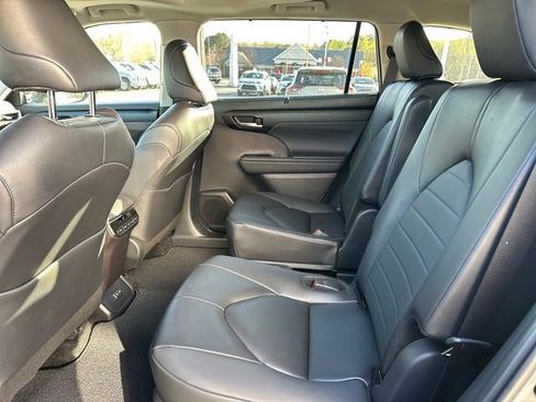 Used 2025 Toyota Highlander XLE image 13