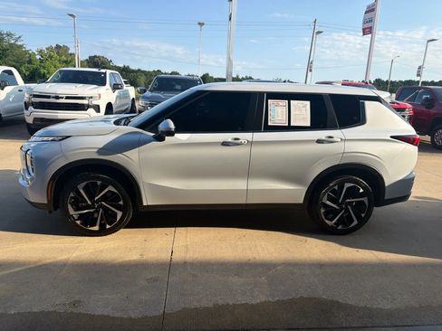 Used 2024 Mitsubishi Outlander SE AWD/4WD image 2