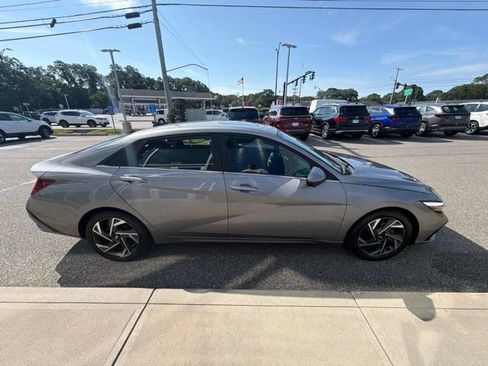 Used 2024 Hyundai Elantra Limited FWD image 9