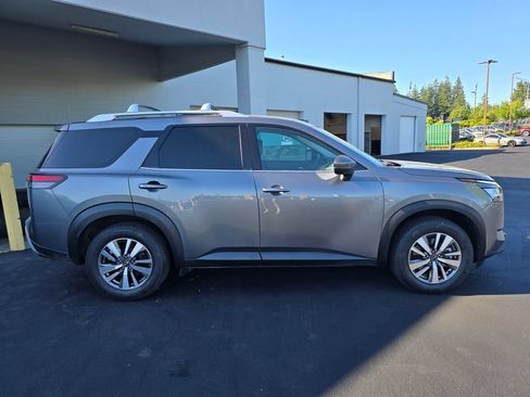 Used 2023 Nissan Pathfinder SL w/ Lighting Package (N92) FWD image 3