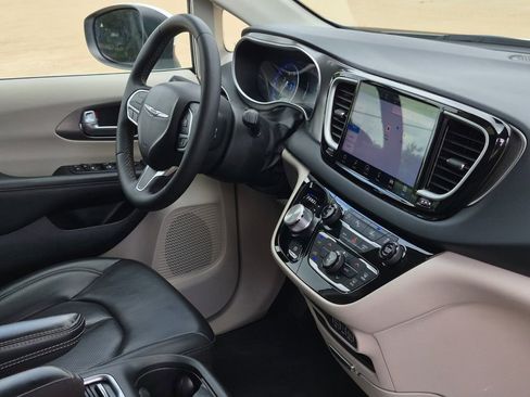 Used 2023 Chrysler Pacifica Touring-L FWD image 37