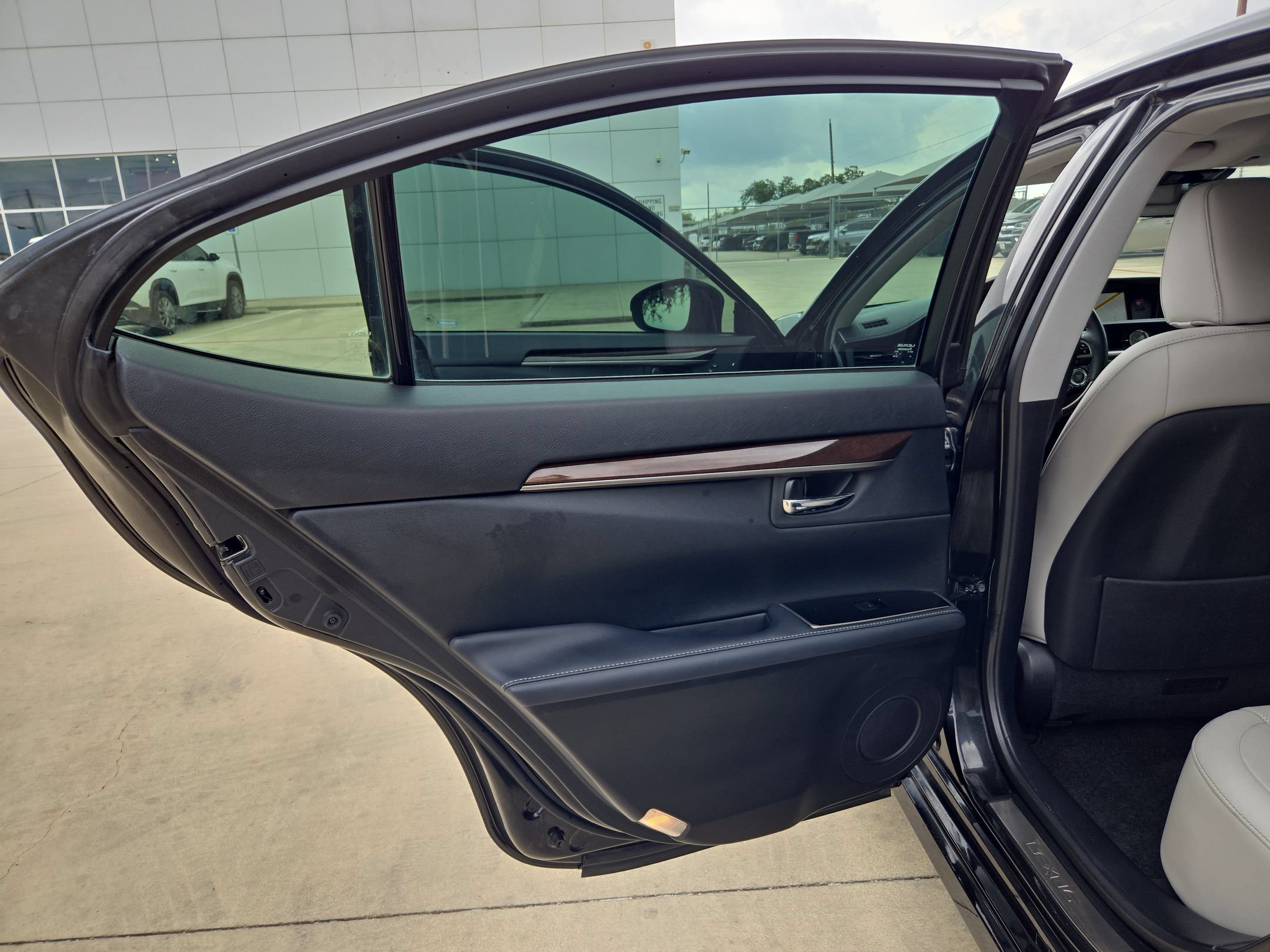 Used 2018 Lexus ES 350 w/ Luxury Package w/Wood Trim FWD image 14