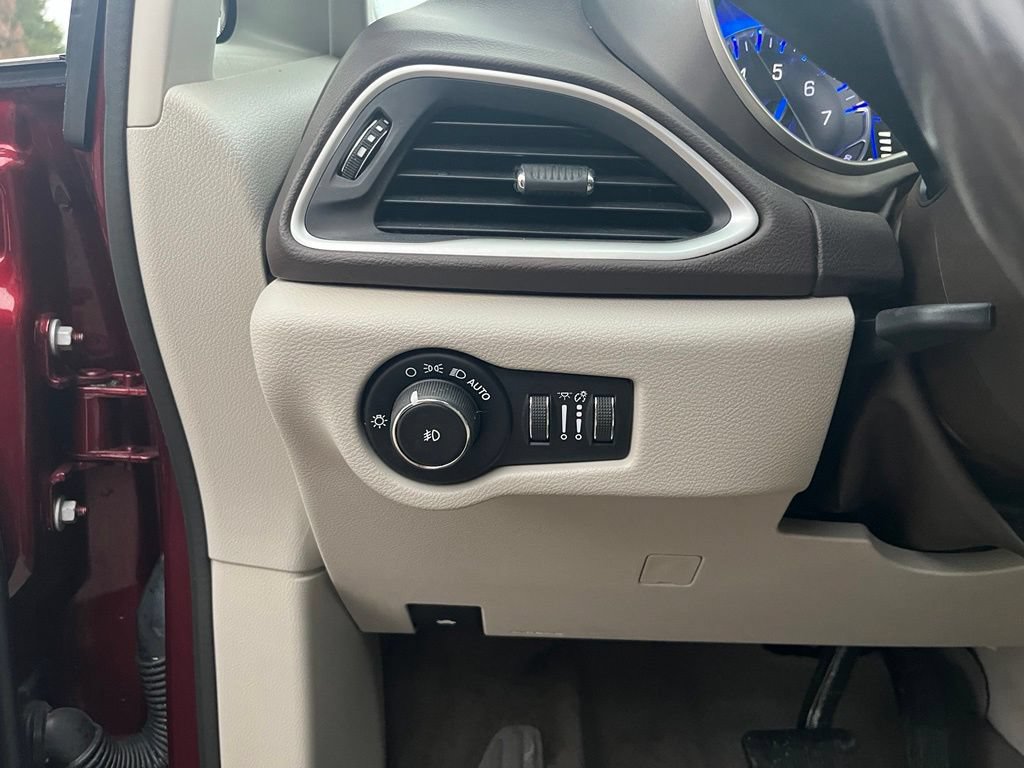 Used 2019 Chrysler Pacifica Touring-L FWD image 23