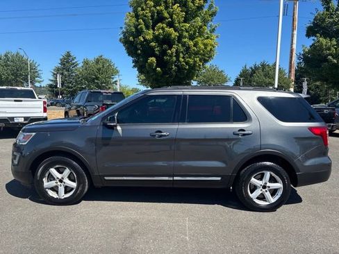 Used 2017 Ford Explorer XLT w/ Equipment Group 202A AWD/4WD image 2