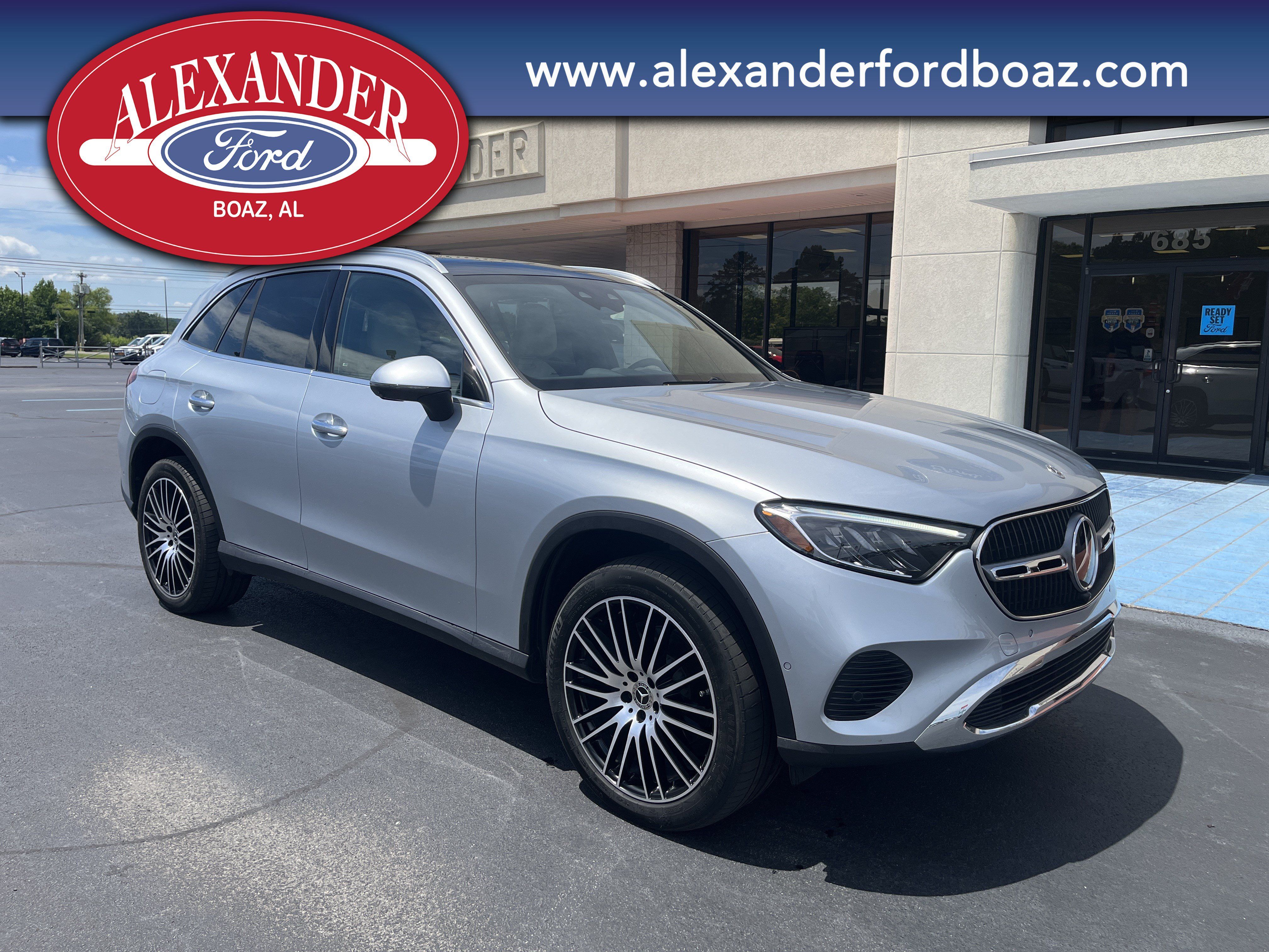 Used 2025 Mercedes-Benz GLC 300 4MATIC image 3