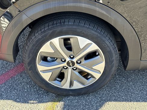 Used 2022 Kia Niro EX Premium w/ Cold Weather Package image 17