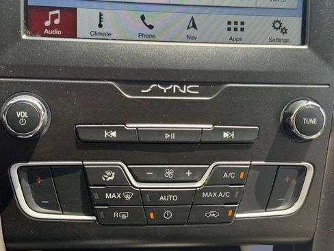 Used 2019 Ford Fusion SE FWD image 21