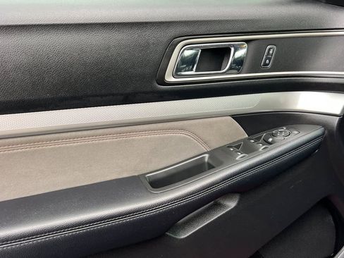 Used 2017 Ford Explorer XLT w/ Equipment Group 202A image 12