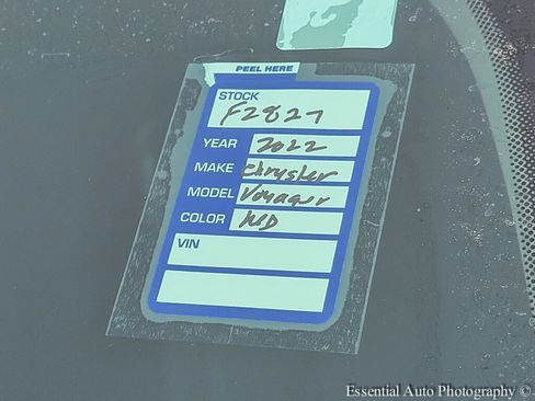 Used 2022 Chrysler Voyager LX image 39