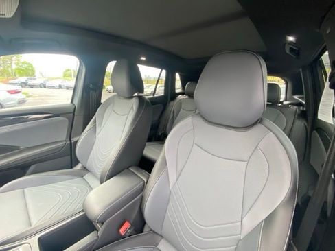 Used 2025 Volkswagen Tiguan SE R-Line image 5