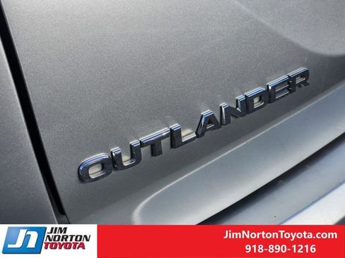 Used 2024 Mitsubishi Outlander SE image 12