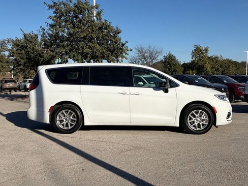 Used 2024 Chrysler Pacifica Touring-L image 4