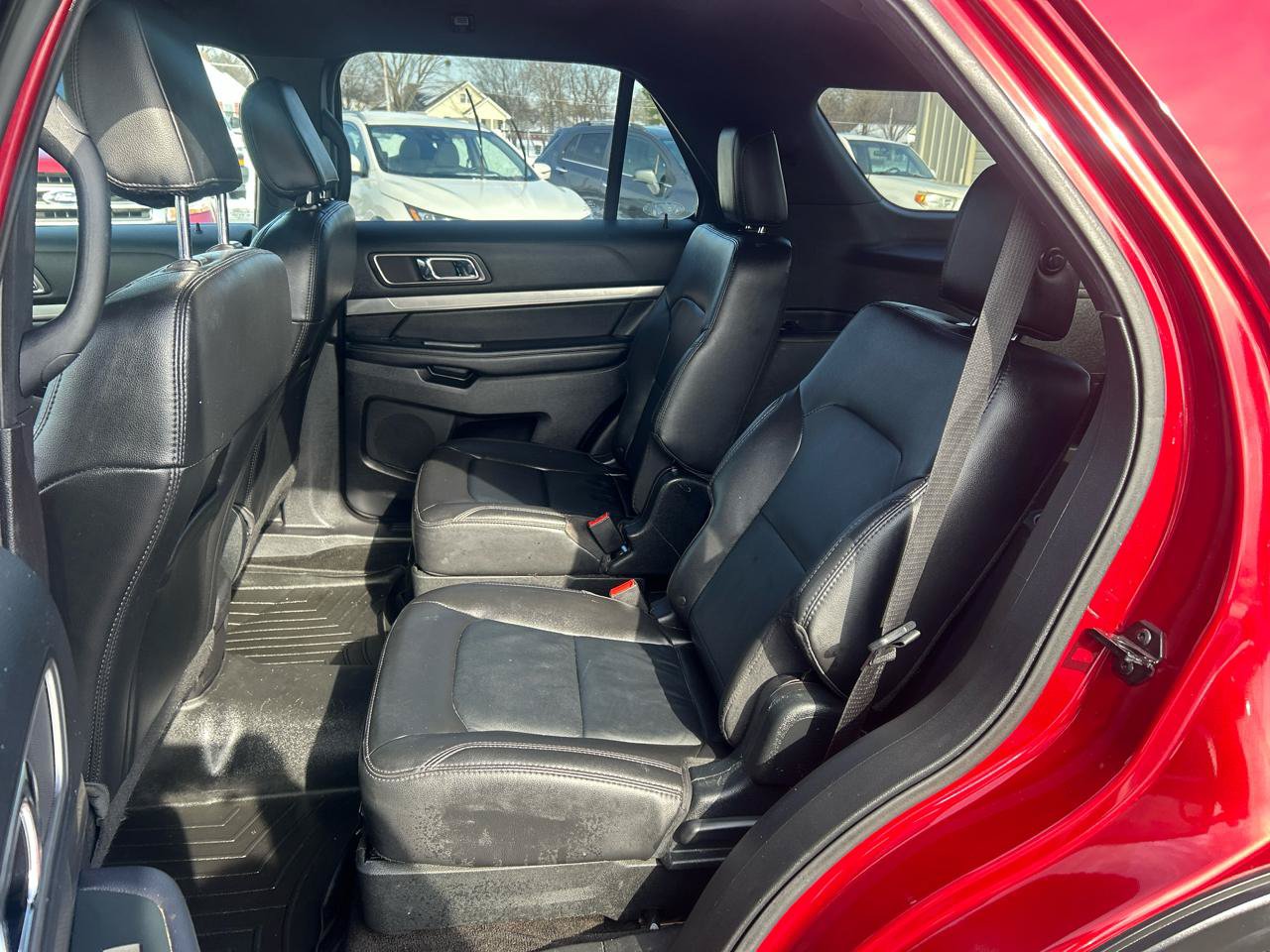 Used 2018 Ford Explorer XLT w/ Equipment Group 202A FWD image 11