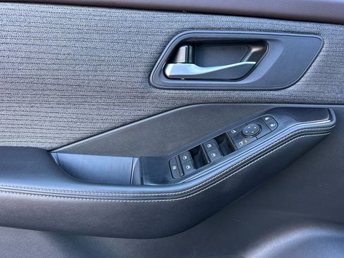 Used 2023 Nissan Rogue SV image 11