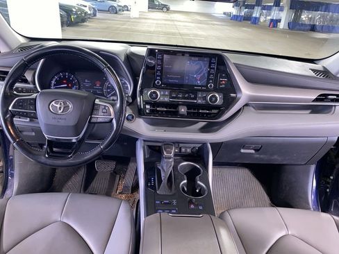 Used 2020 Toyota Highlander XLE AWD/4WD image 11