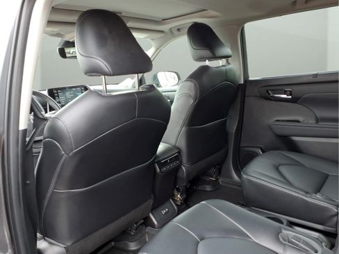 Used 2022 Toyota Highlander XLE AWD/4WD image 24