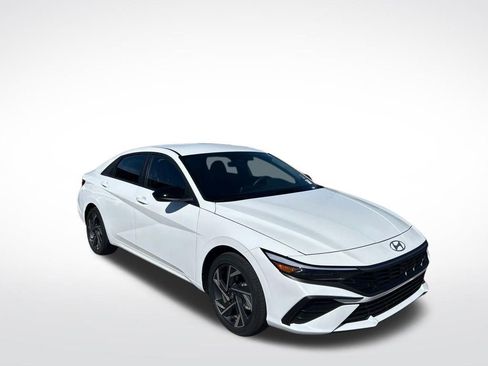 Used 2025 Hyundai Elantra SEL FWD image 3
